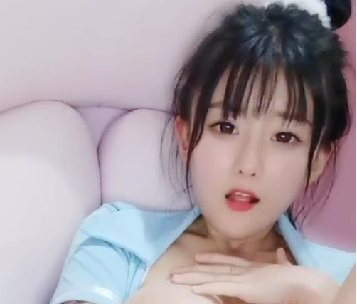 清纯直播软妹子李欣最新合集30V500M，带货互动