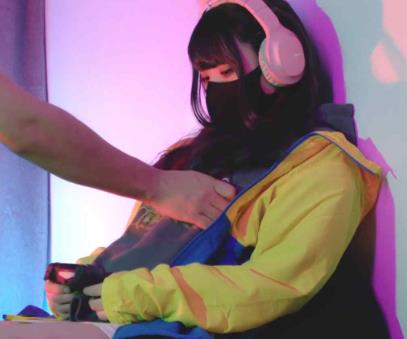 日本COS萌妹地雷系女友最新合集15V10.7G，衣品诱惑与撩人眼神