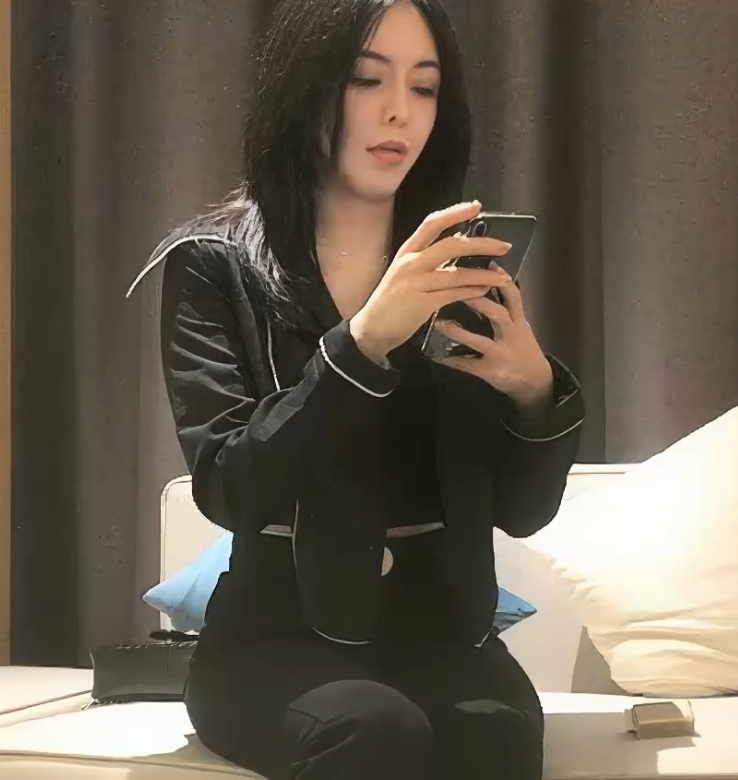 酒店沈先生探花黑丝妹子1V超火辣